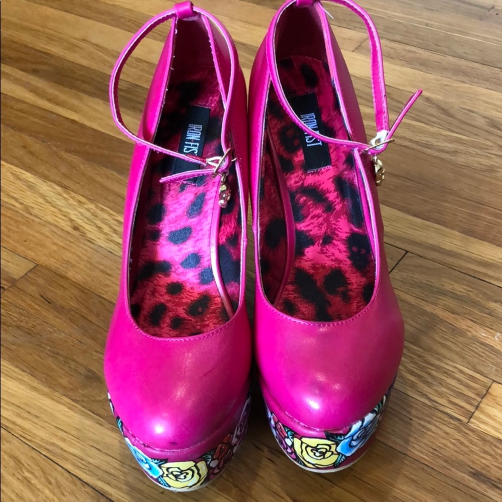 Iron fist skull wedges